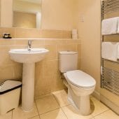 Service Apartments bathroom in Hemel Hempstead